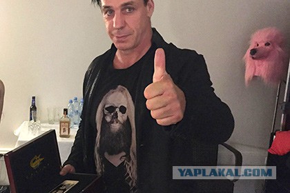 Rammstein похвастался золотым iPhone 6s с портретом Путина