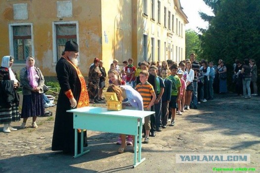В РПЦ назвали незаконным эксперимент студентки, которая проверила иконы в московских церквях на наличие бактерий