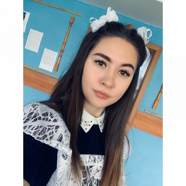 Ослепительные одиннадцатиклассницы 2019 года: Каблуки, помада, кружева