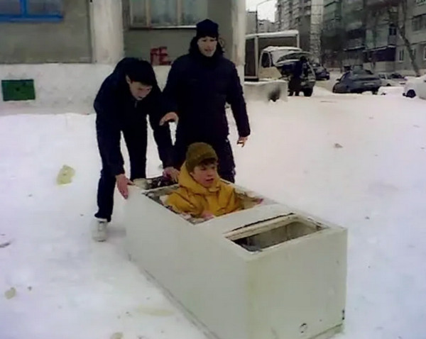 Дворник разбился насмерть, скатившись с крутой горки на картонке