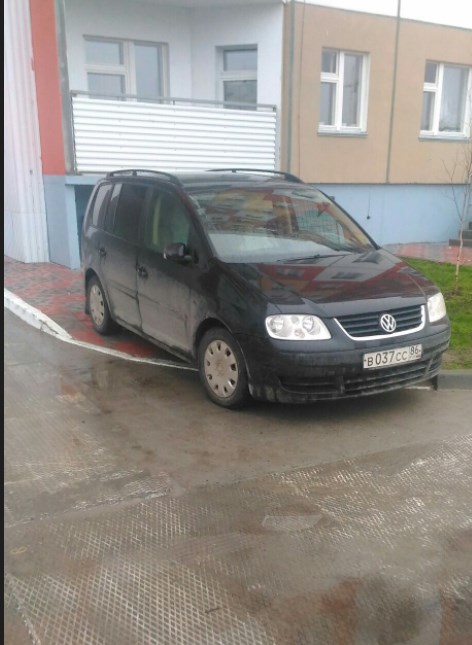 Очередное наглое хамство при парковке. Один уехал, другой встал. И конца этому нет