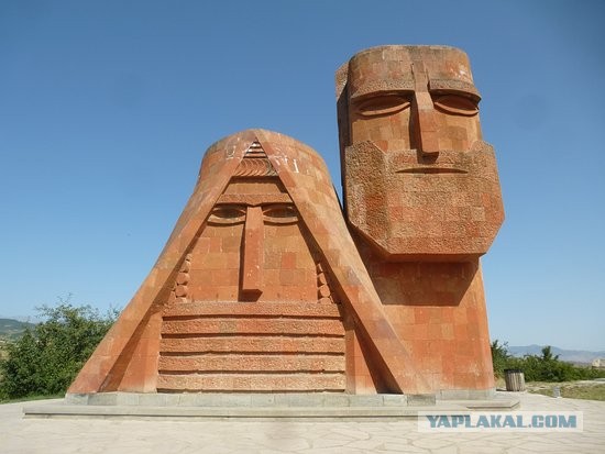 Скамейка со столиком на кладбище
