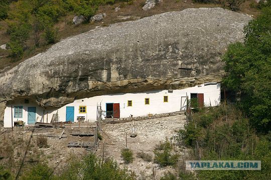 Город под гигантской скалой