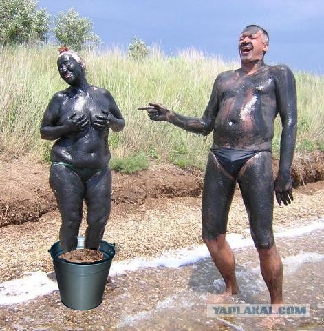 Фотожаба: Пляжники у нефтяного танкера