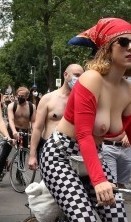 Сотни женщин с обнаженной грудью провели в Берлине протестный велопробег "за свободу сисек"