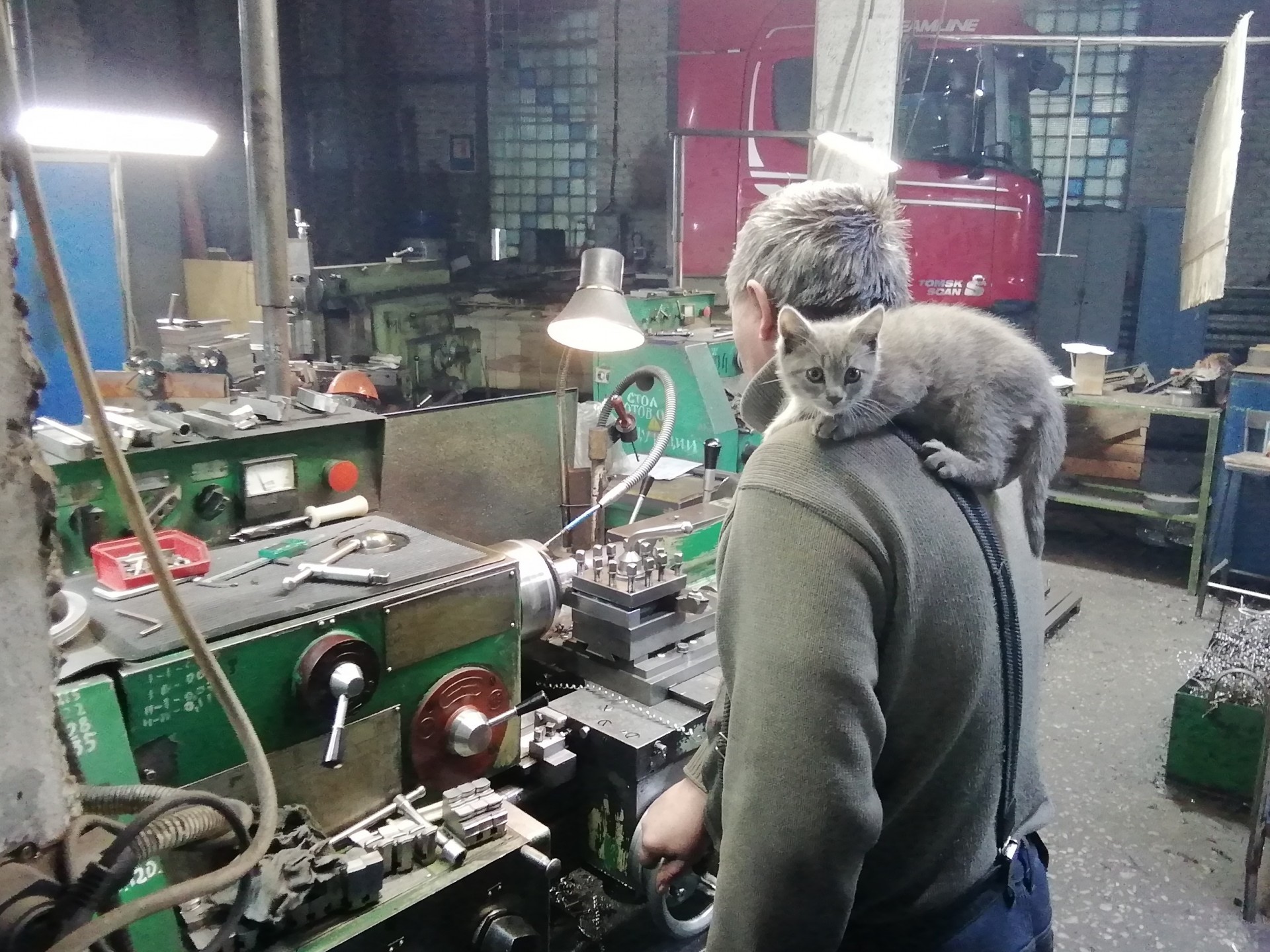 Одежда токаря по металлу рабочая. Токарь универсал. Одежда токаря. Задача про токаря. Ученик токаря.