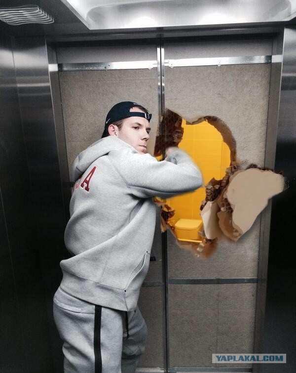 Бобслеист Джонни Куин застрял в лифте.