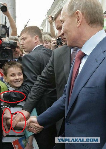 Дмитрий Медведев раздает автографы школьникам