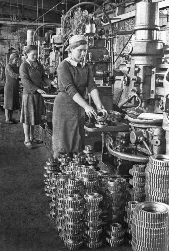 Трудовой фронт. Женщины в заводских цехах.