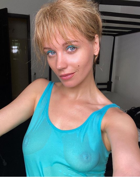Актриса Кристина Асмус опубликовала в соцсетях фотографию в мокрой майке и взволновала поклонников