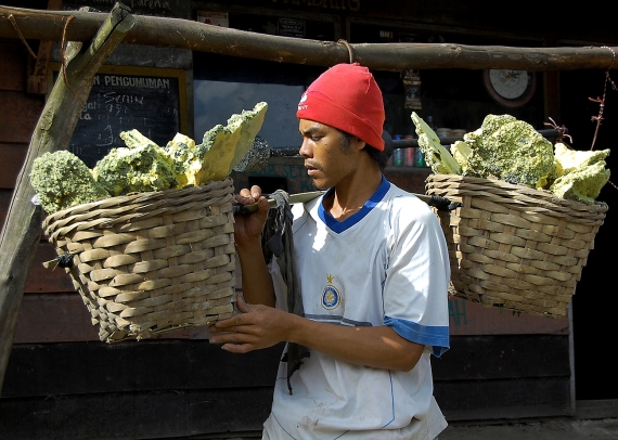 Добыча серы в Индонезии