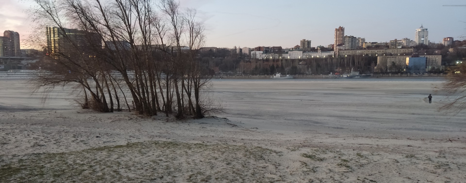 Почему нет воды в дону. Дон сдуло 2022. Вода Дон. Ростовское море Ростов-на-Дону. Ростов на Дону сдуло Дон.