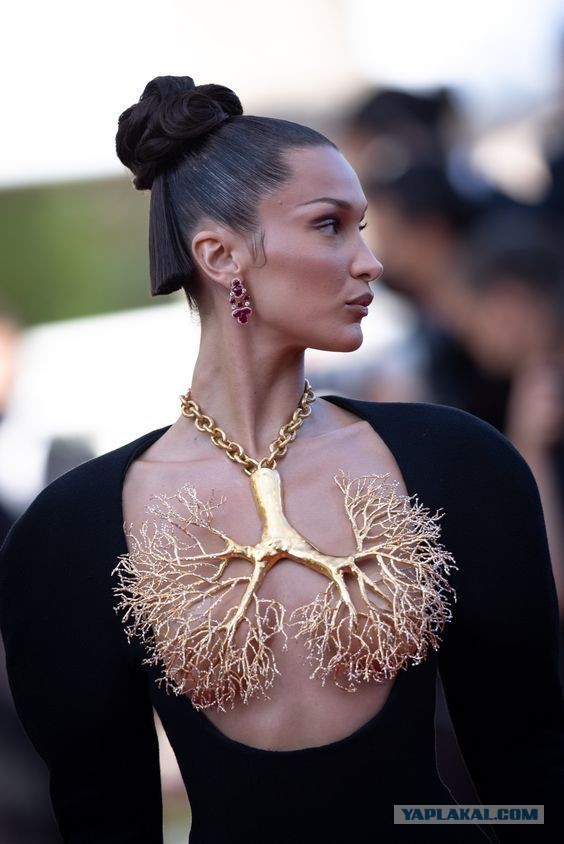 Российская модель Ирина Шейк в оригинальном наряде на красной дорожке Met Gala 2026