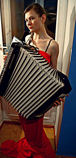 Из венгерского парламента выкинули флаги ЕС