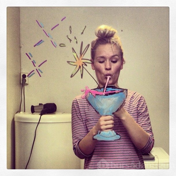 Девушка делает автопортреты, дорисовывая реальность на зеркале!