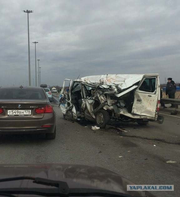 Молодая ляля не справилась с мощью своего Порше и затоталила Транзит