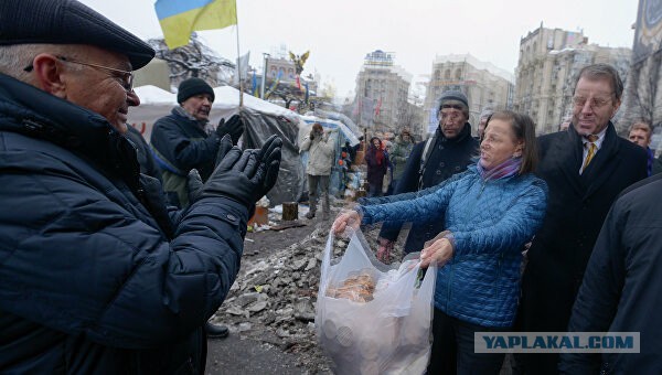 В Алматы Виктория Нуланд раздавала протестующим пакетики с насваем