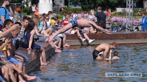 В Тюмени местные жители заметили наглых мигрантов, которые умудрились додуматься мыть ноги в городском фонтане