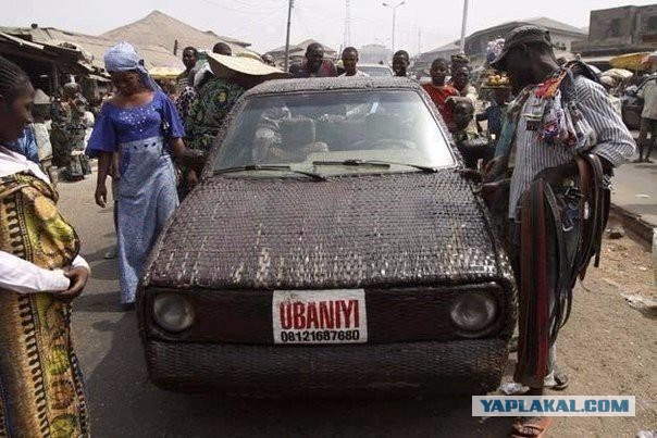 Тем временем 40-летний нигериец сплёл себе машину.