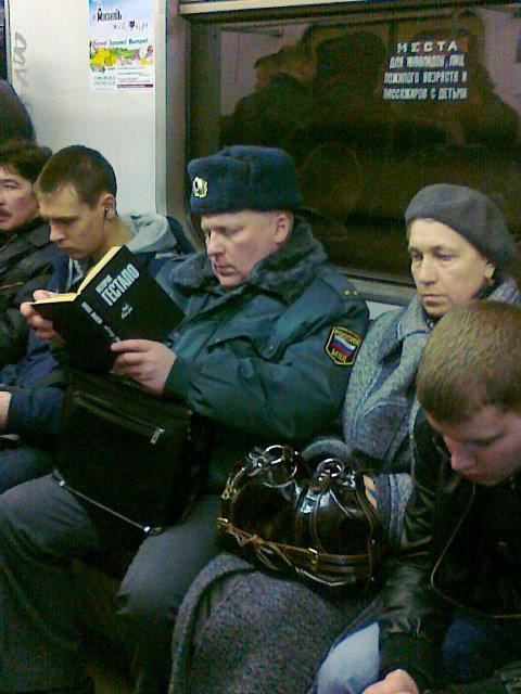 Фото читающих в подземке москвичей поразило иностранцев. Они мечтают увидеть подобное у себя на родине