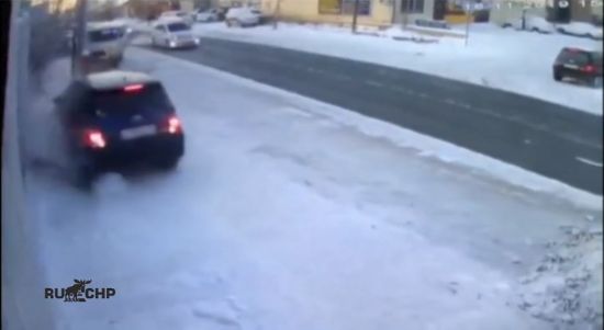Невозмутимая девушка и нечто на бешеной табуретке