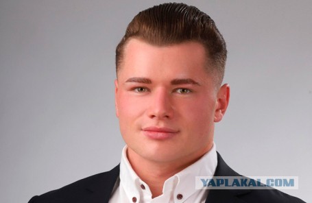 Лошадь впервые попала на уход за копытами