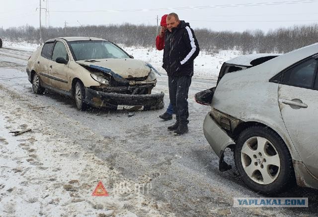 Страшное ДТП произошло на Киевской трассе в Калужской области, там столкнулись две фуры и легковушка
