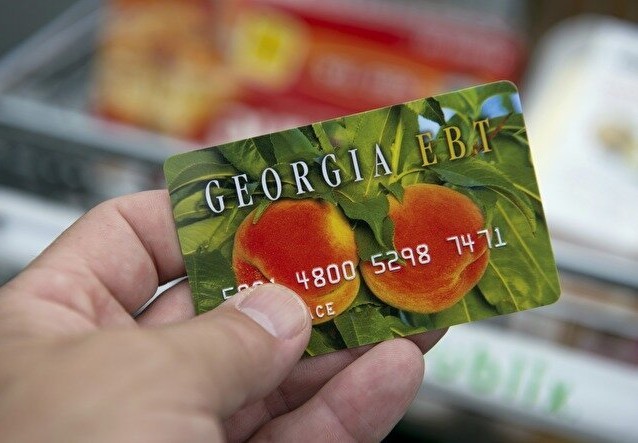 Опрос: 54% россиян положительно оценили идею введения «продуктовых карточек»