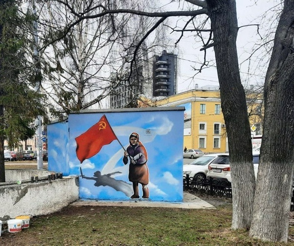 В Москве появился стрит-арт, посвященный бабушке с Красным Знаменем