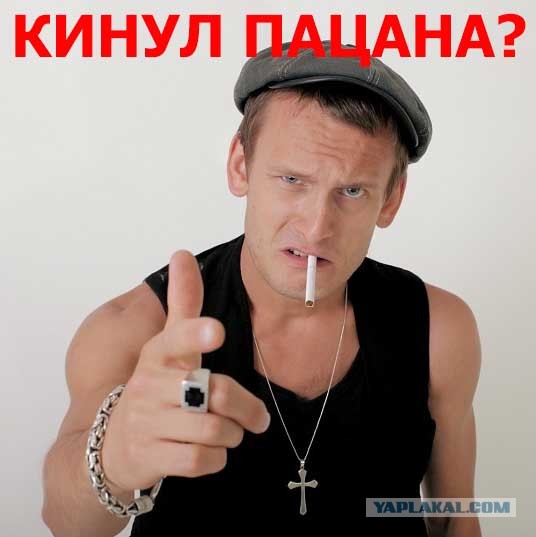 Охранник успокаивает неадекватного посетителя