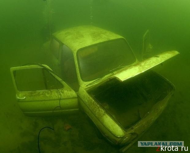 Яма на дне озера. ЗАЗ 965 заброшенный под водой. Машина под водой. Затонувшие автомобили. Заброшенные автомобили в воде.