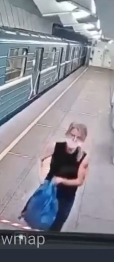 На станции метро «Ольховая» подросток прыгнул под приближающийся поезд метро и остался жив