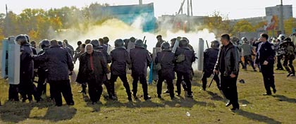 Треть опрошенных украинцев готовы защищать свои города и села с оружием в случае вторжения РФ.