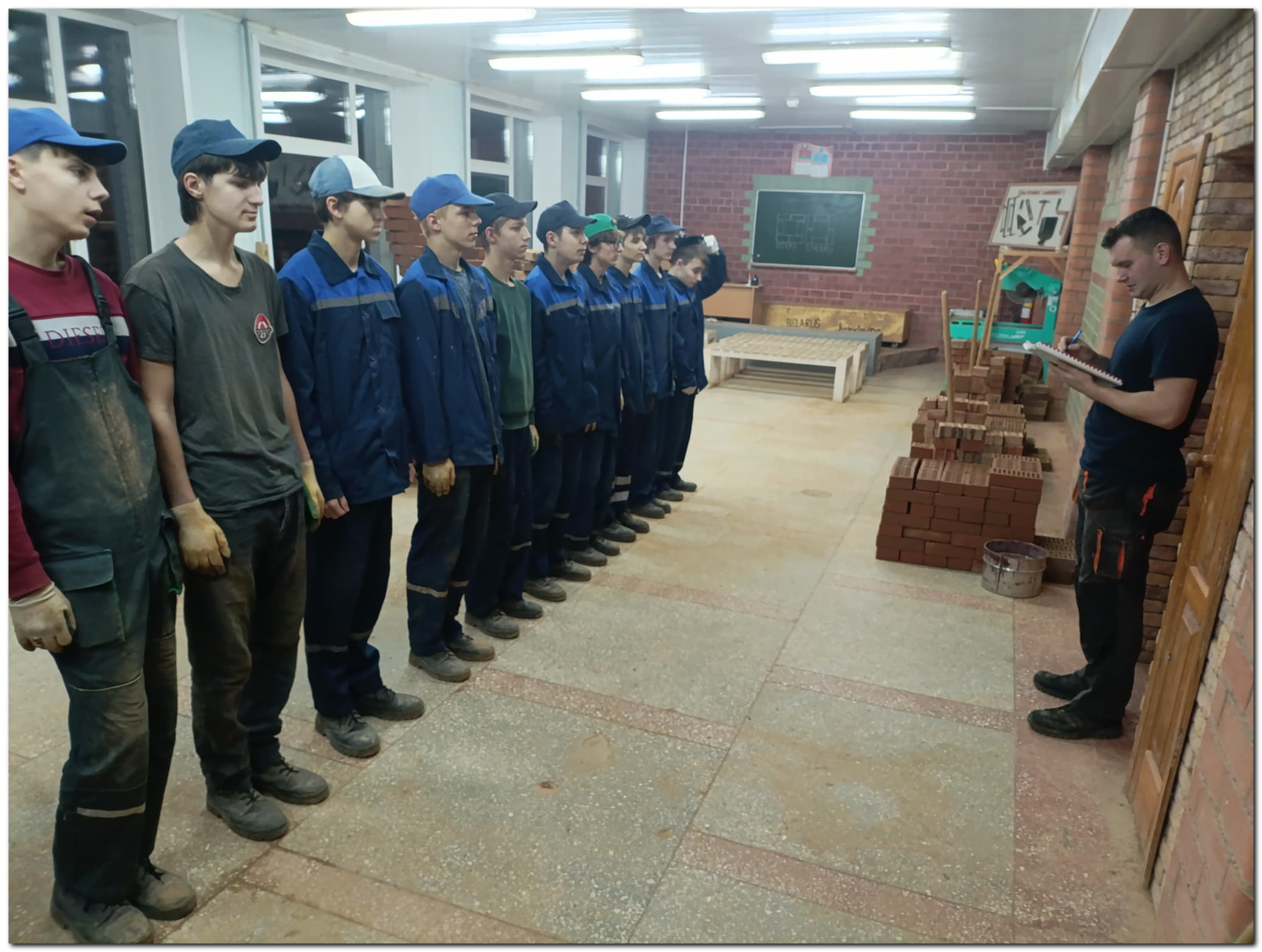 Производственный урок юных каменщиков