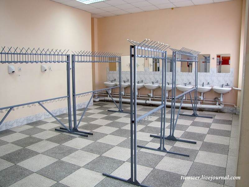 Вешалка для просушки обмундирования. Сушилка для обмундирования в армии. Вешалка для просушки обмундирования. Вагончик для сушки спецодежды. Сушильная комната для спецодежды.