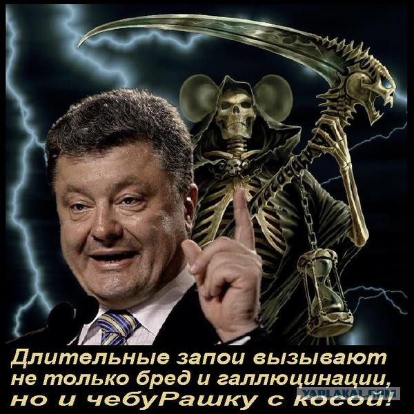 Протестующие начали штурм здания администрации.