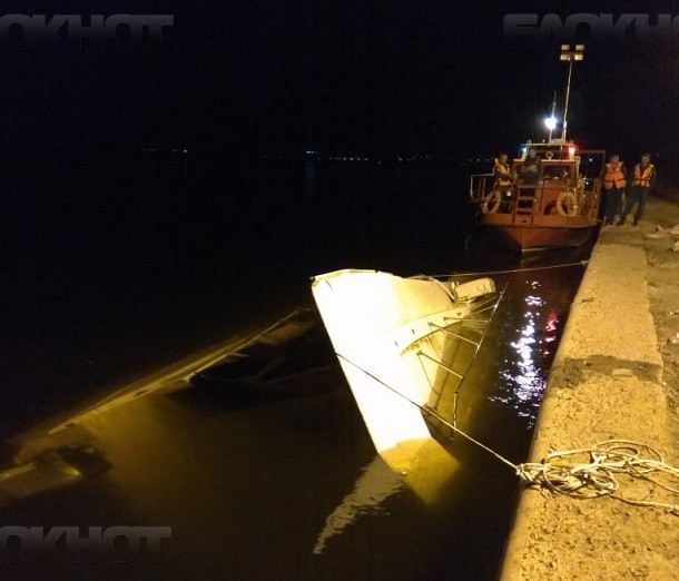 Баржа на волге калязин. Белопесоцкий затон баржа. Баржа вышла из волги. Баржа вышла из волги. Баржа на волге.