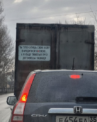 Водители легковушек хотели устроить автоподставу, и одному пришлось уезжать по ремонтной полосе.