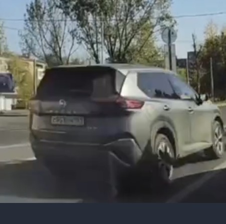 Крутяка хотел показать по полосе только налево.