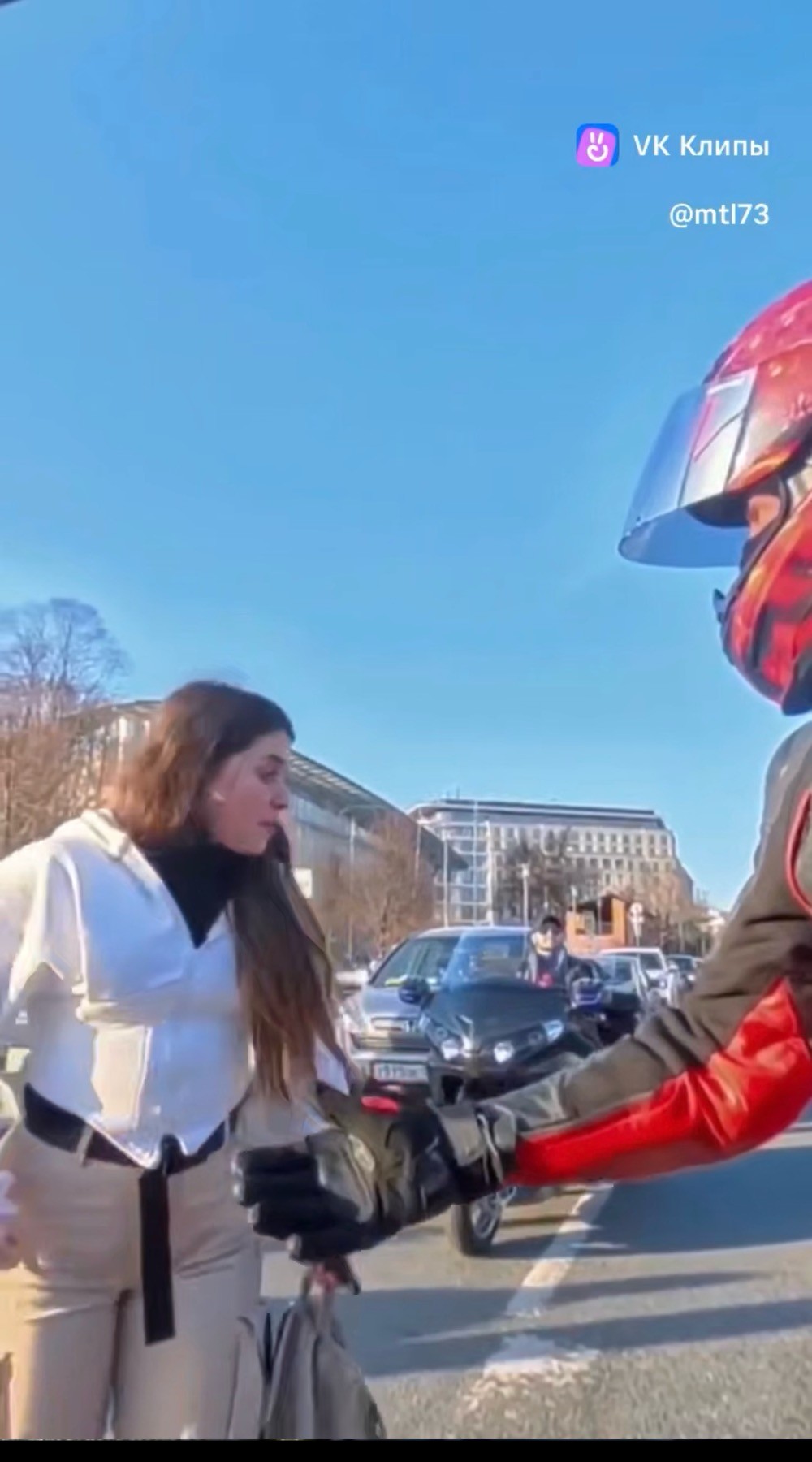 В Москве наглые мотоциклисты открывали сезон и пугали звуками выхлопа пешеходов на светофоре