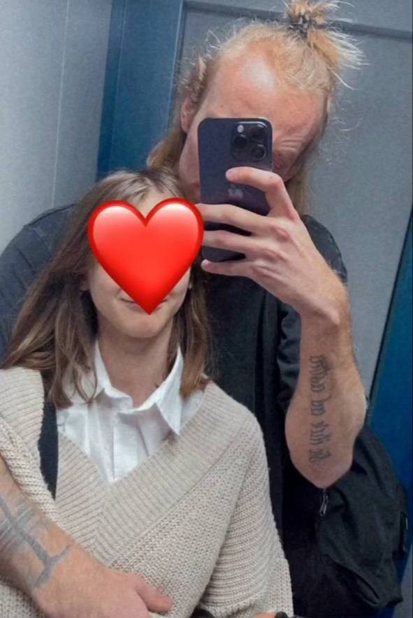 Мужчина в метро заметил взрослого человека обнимающегося с девочкой-подростком и написал на него заявление в полицию