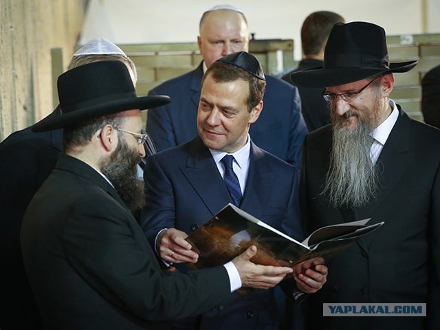 Медведев лично вносит правки в учебник по обществознанию, сообщил Мединский