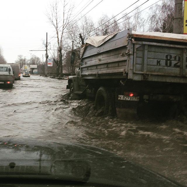 Омские дороги выглядят так, как будто там закончилась не зима, а война