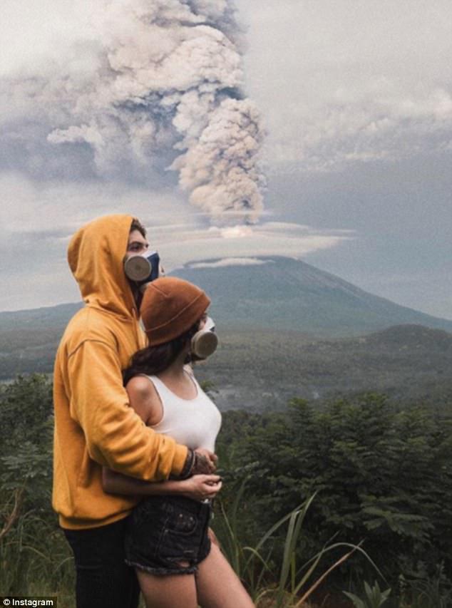 Туристы используют извержение вулкана на Бали что бы сделать "лучшие фото своей жизни"