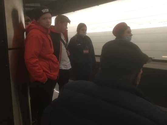 В Москве упавшего на пути метро мужчину вытянули прямо перед приближающимся поездом
