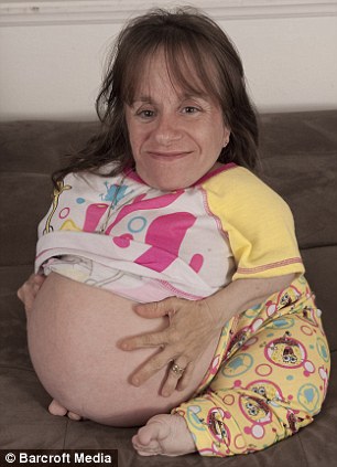 Самая маленькая мать в мире (4 фото)