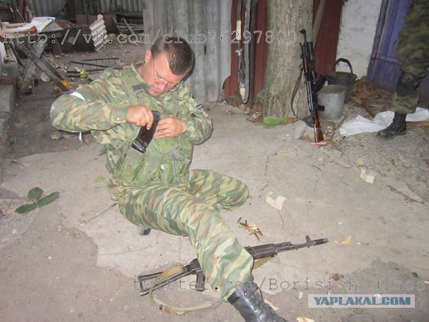 Ополченцы выносят раненого друга