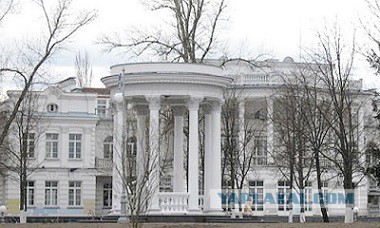 Призрак дома Януковича. Кому достался дворец?