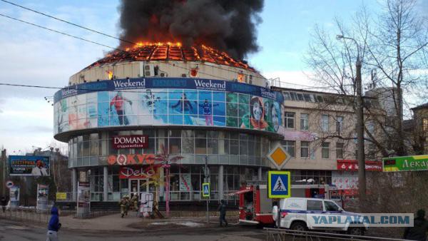 В Архангельске горит торговый центр