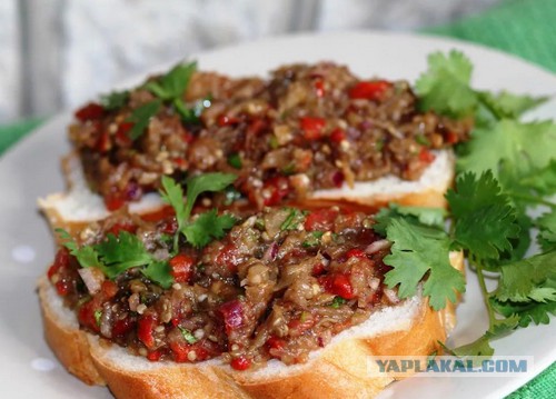 Пикантный салат из кабачков.